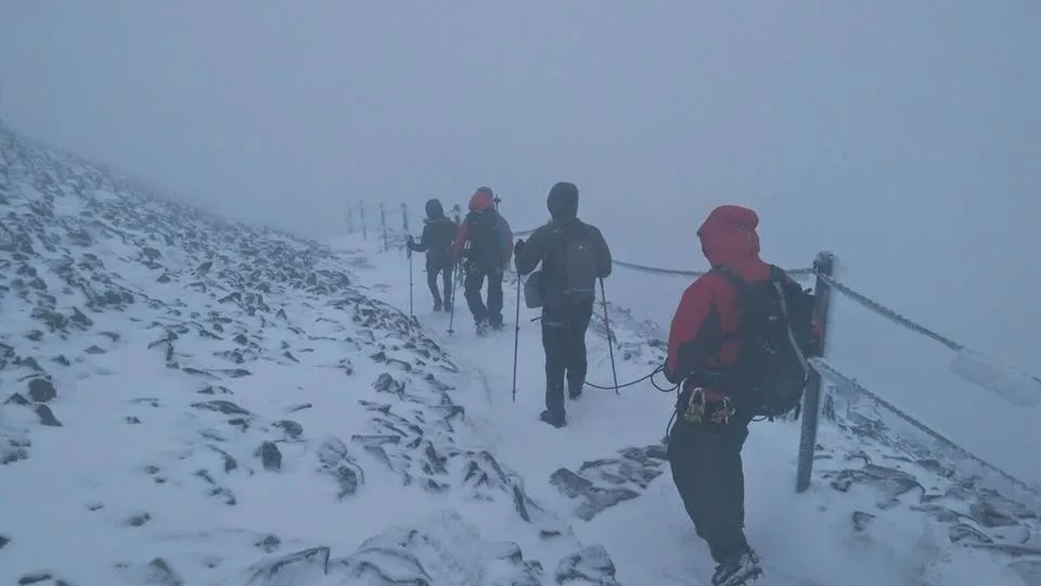 Turysta w rakach na szlaku zimą w Karkonoszach