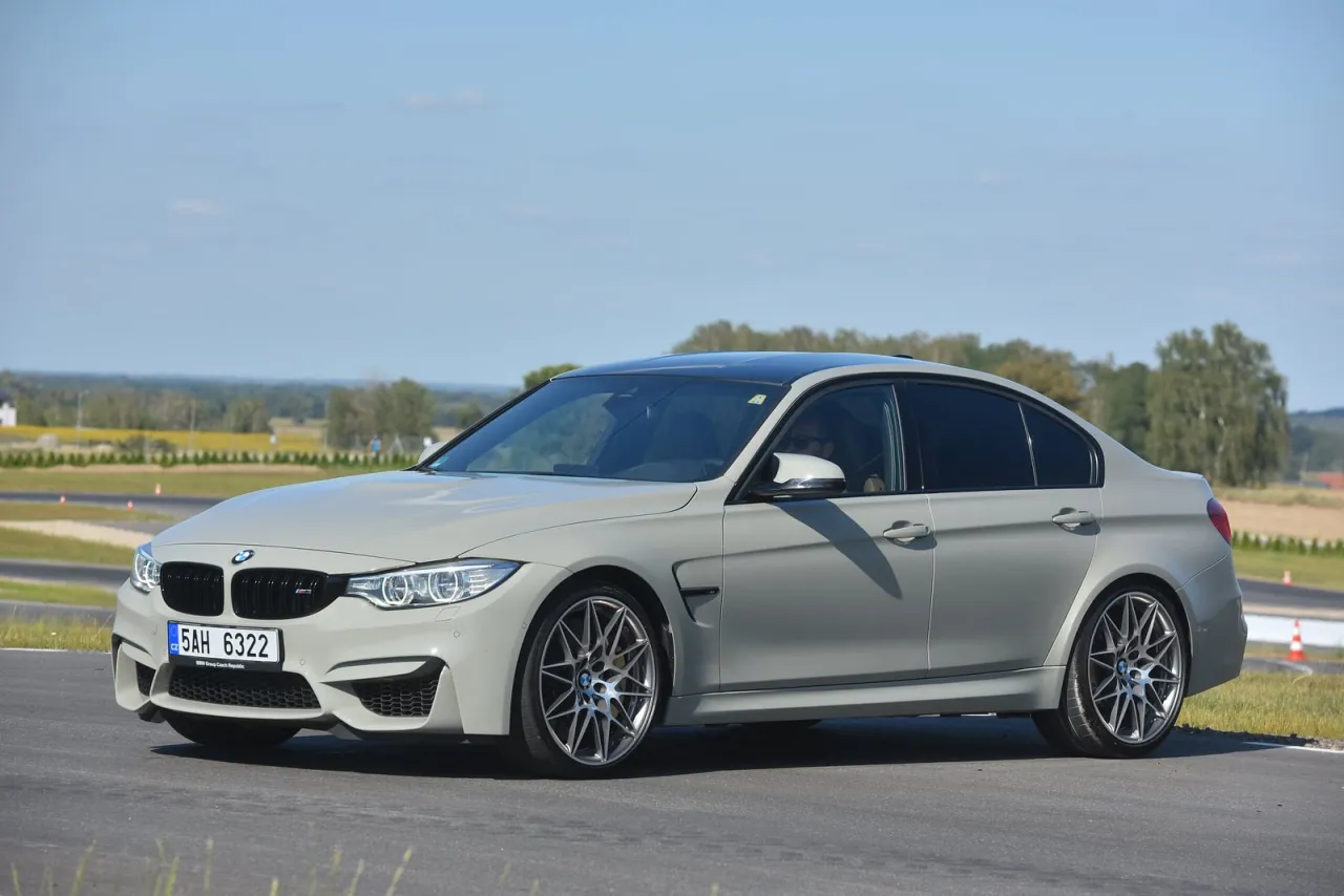 Szare BMW M3 F80 na torze wyścigowym, gotowe do jazdy.