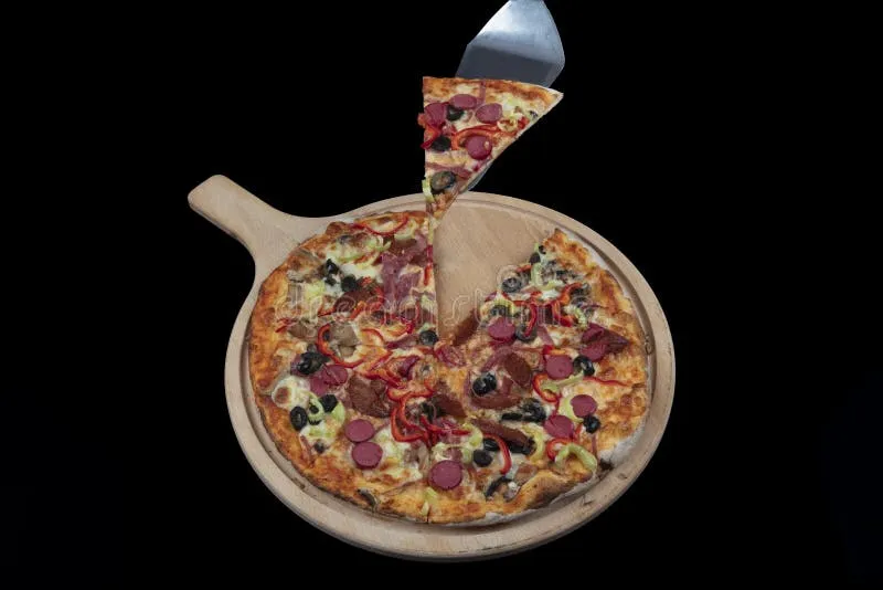 Różne rodzaje pizzy na drewnianym stole