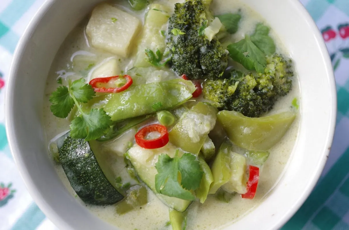 tajskie curry zielone i czerwone porównanie