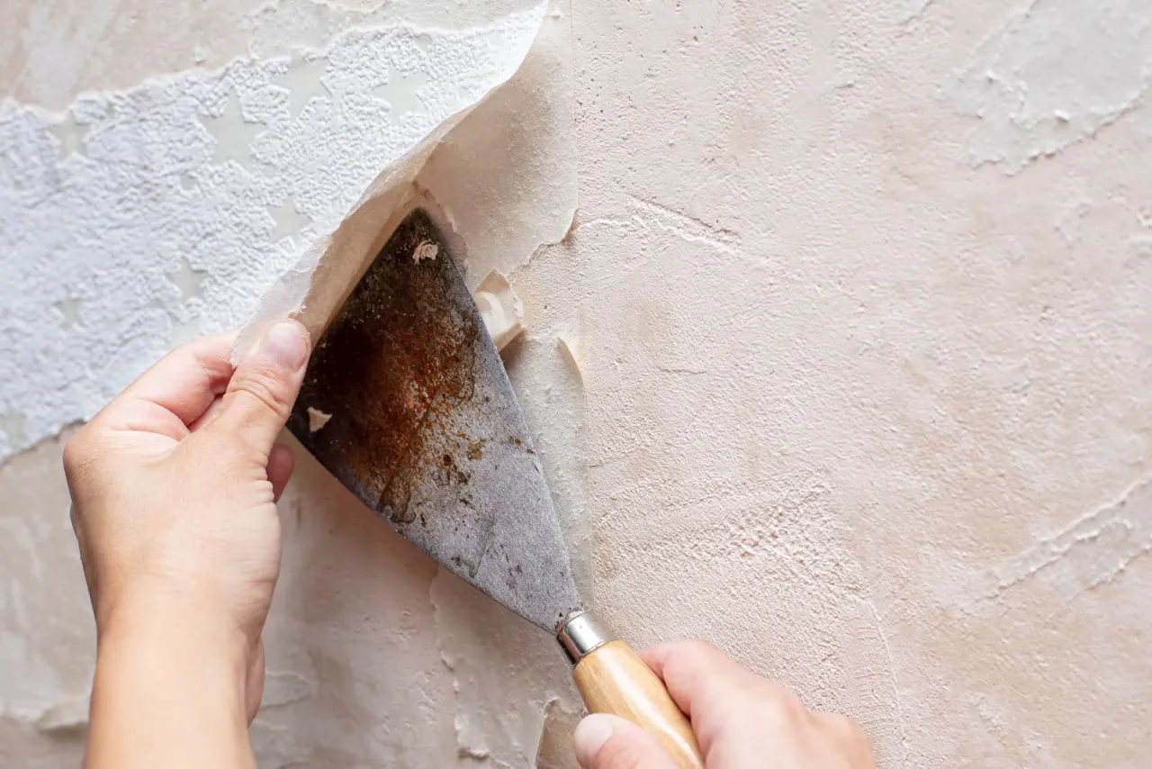 usuwanie tapety przed montażem paneli