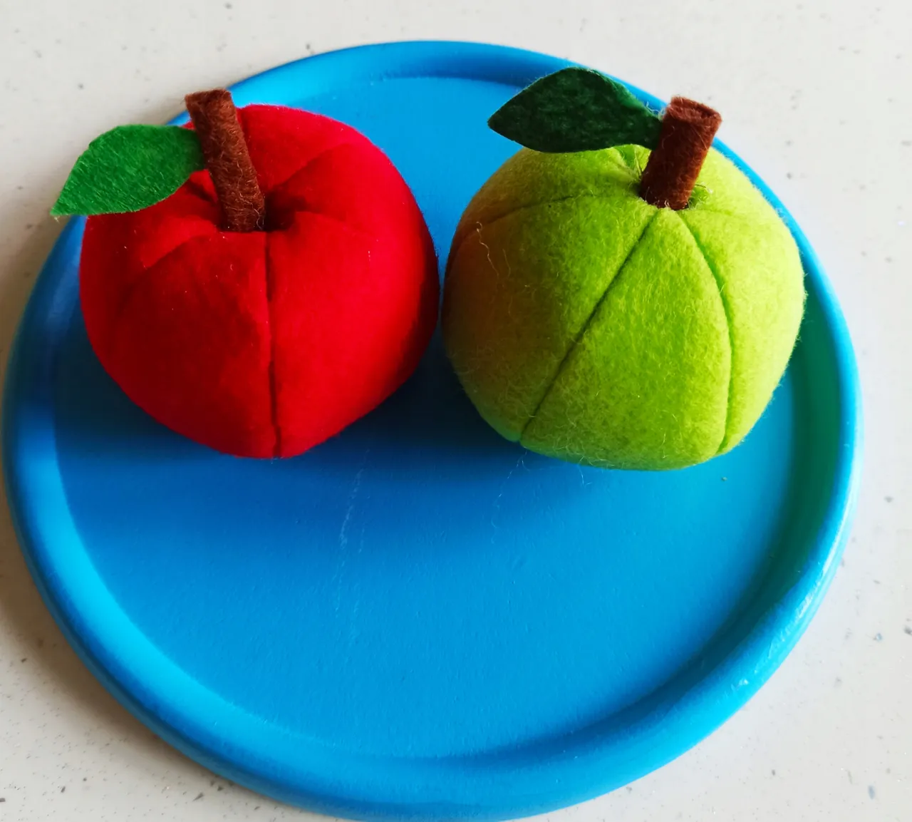 dziecko w stroju jabłka z filcu bez szycia
