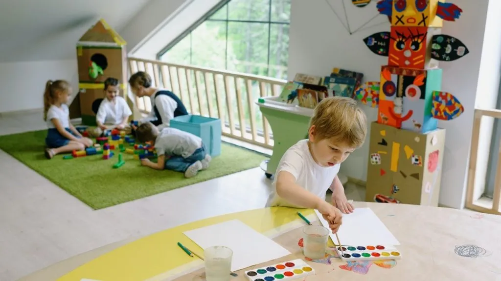 tabela porównująca przedszkole i żłobek