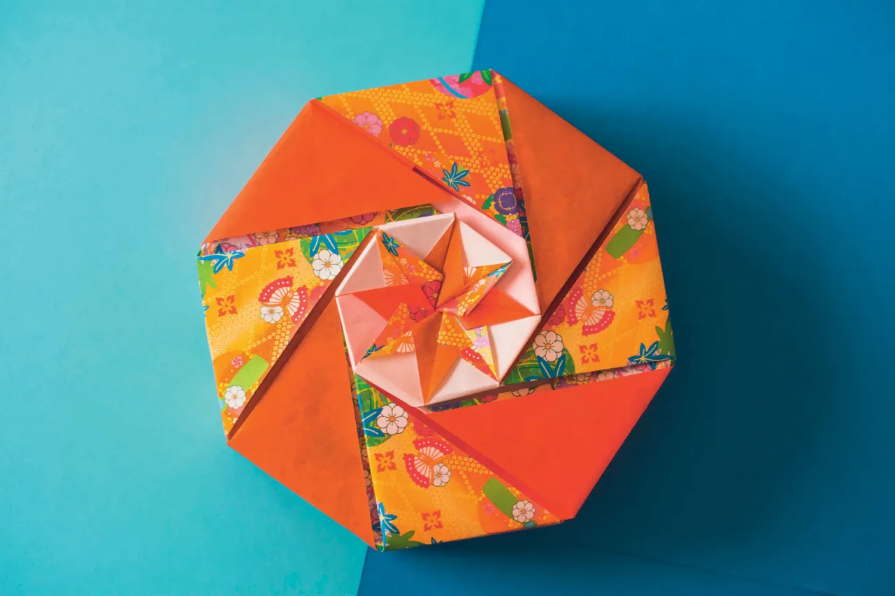 Rozwiązania problem&oacute;w przy składaniu origami