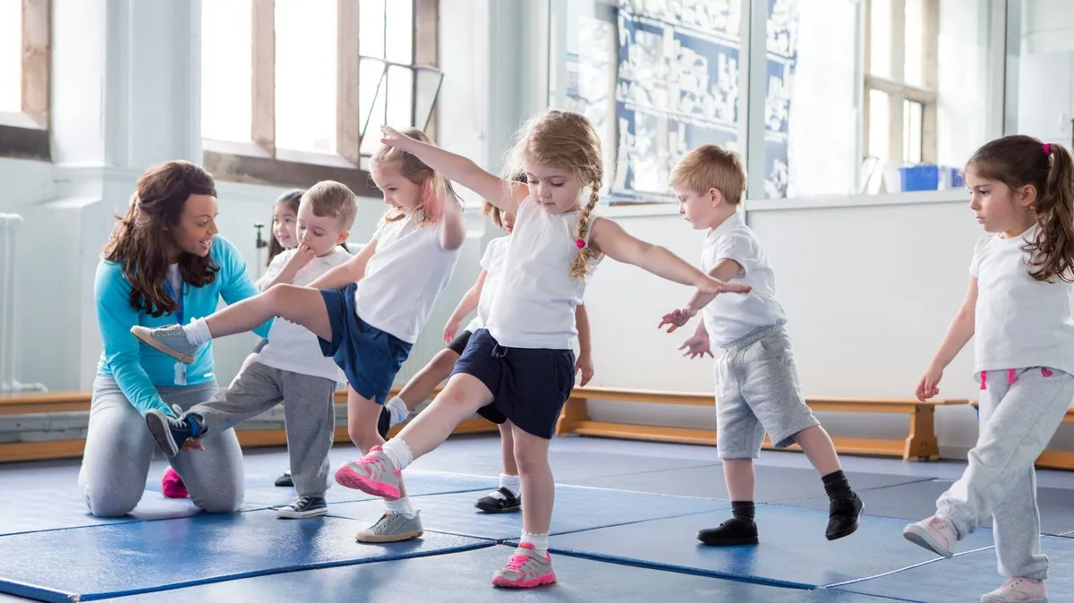 dziecko rozgrzewka przed ćwiczeniami