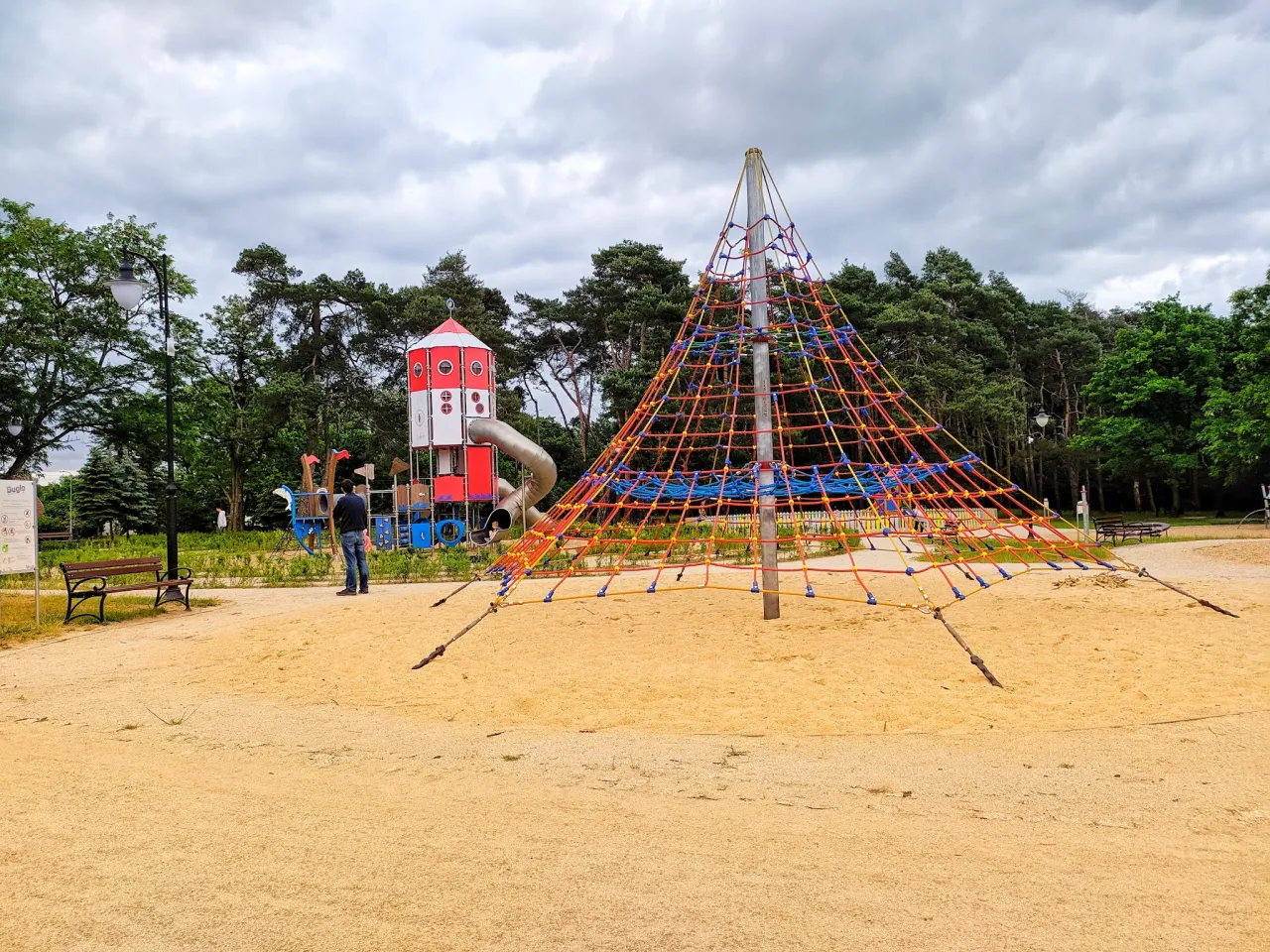 Plac zabaw z rakietą i zjeżdżalnią, a w centrum wielka piramida linowa. Wspaniałe atrakcje dla dzieci Brzeg czekają!
