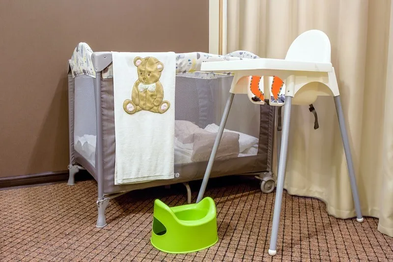 Pokój hotelowy z łóżeczkiem turystycznym i udogodnieniami dla dzieci