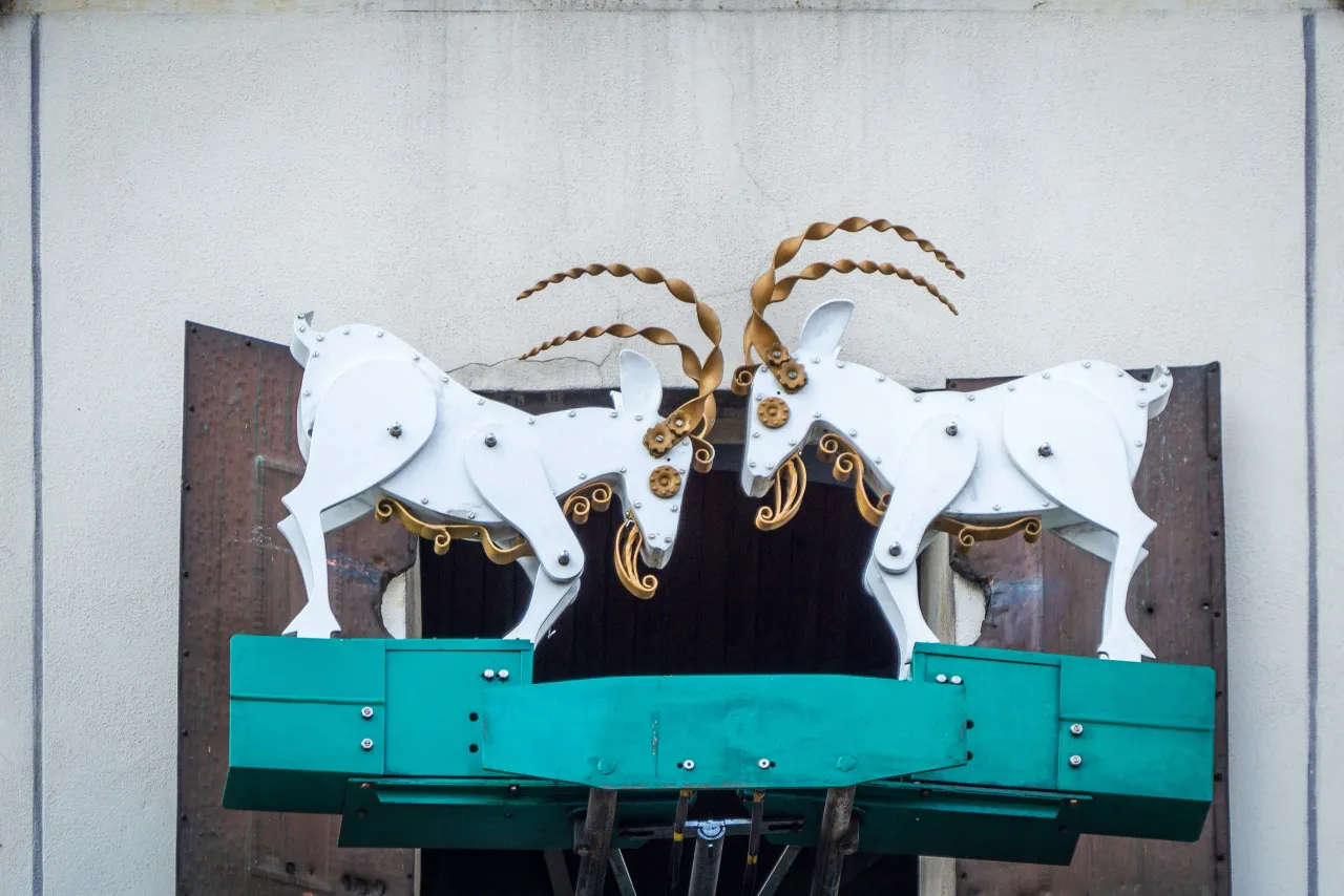 Poznańskie koziołki symbol miasta pamiątki murale