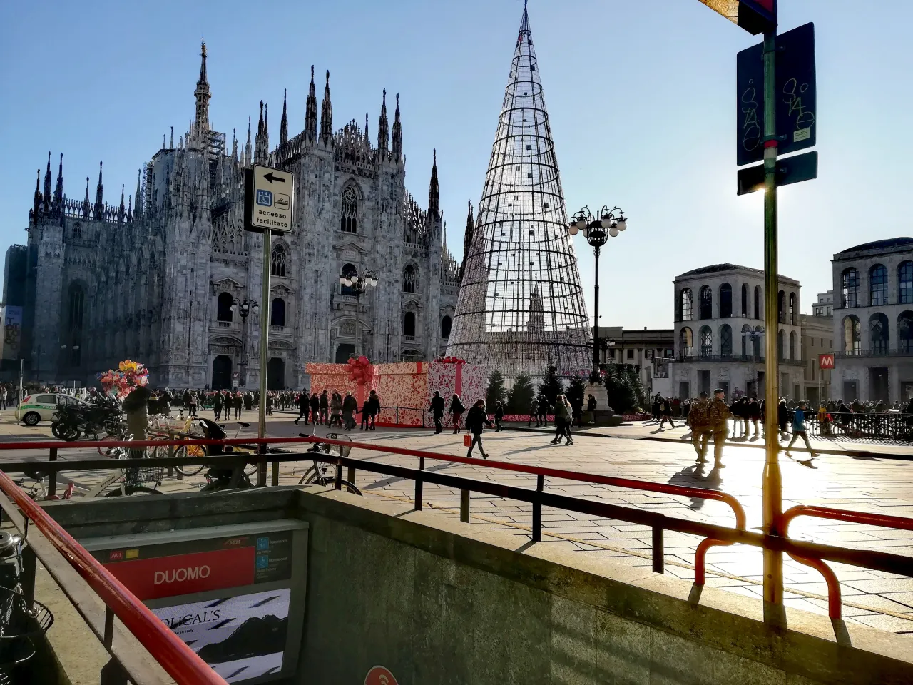zatłoczona stacja metra Duomo w Mediolanie