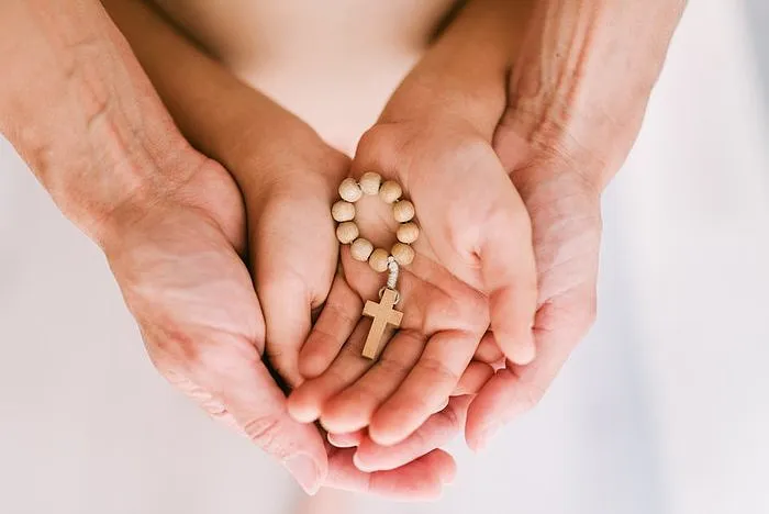Zdjęcie Co oznacza różaniec pod poduszką i jak wpływa na twoje życie?