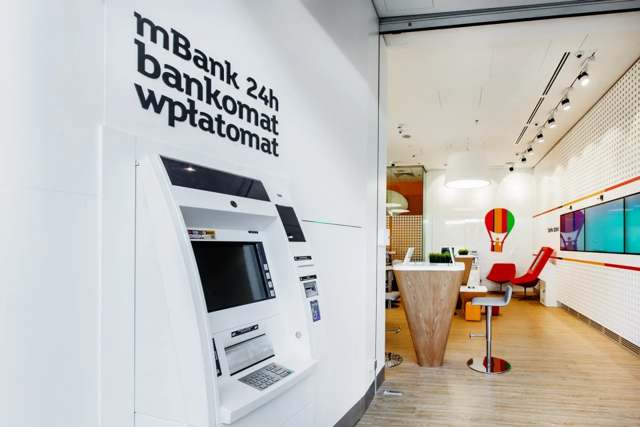 Wpłatomat mBank 24h, gdzie wpłacić pieniądze. Nowoczesne wnętrze banku z terminalem płatniczym.