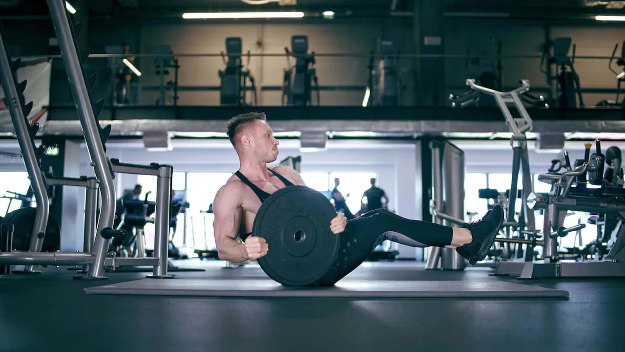 Ćwiczenia na mięśnie skośne brzucha na siłowni