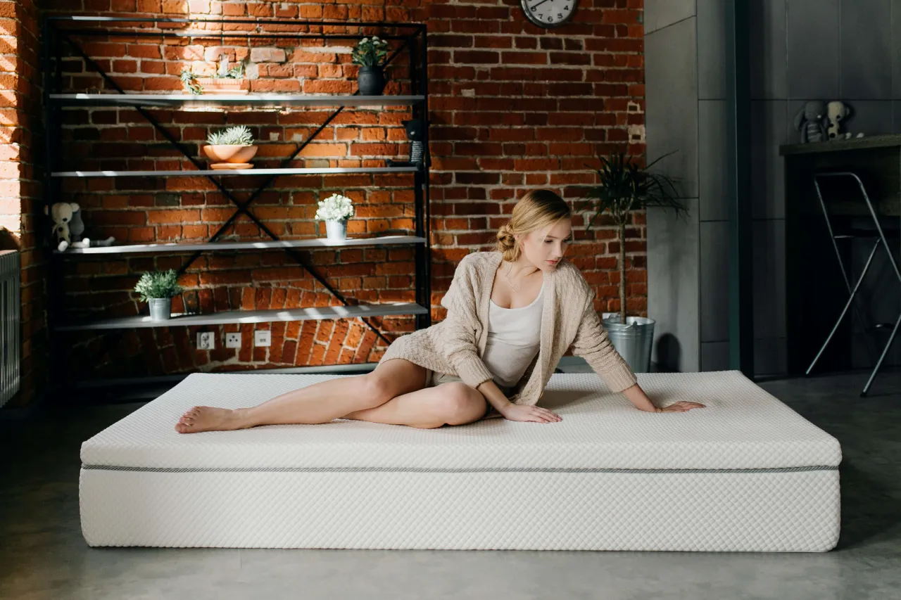 zdrowy kręgosłup na materacu