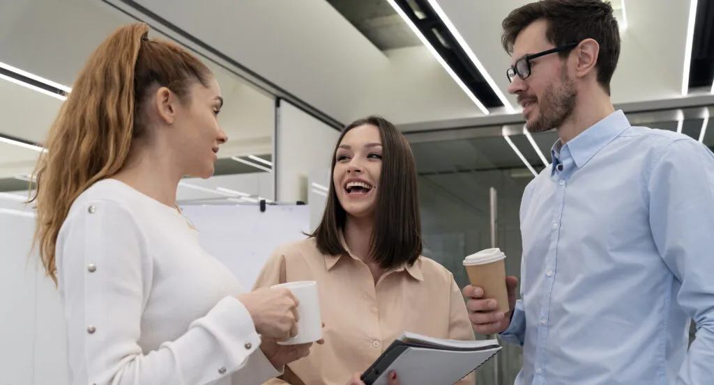 ludzie rozmawiają small talk, przełamywanie lodów angielski