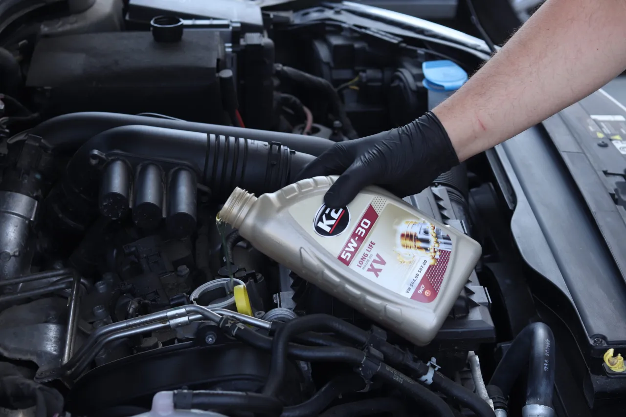 wymiana oleju w samochodzie