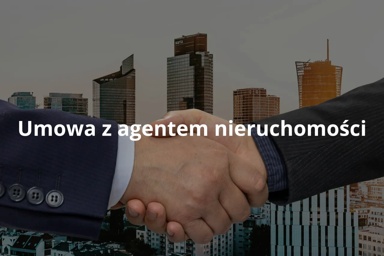 agent nieruchomości z klientami podpisującymi umowę