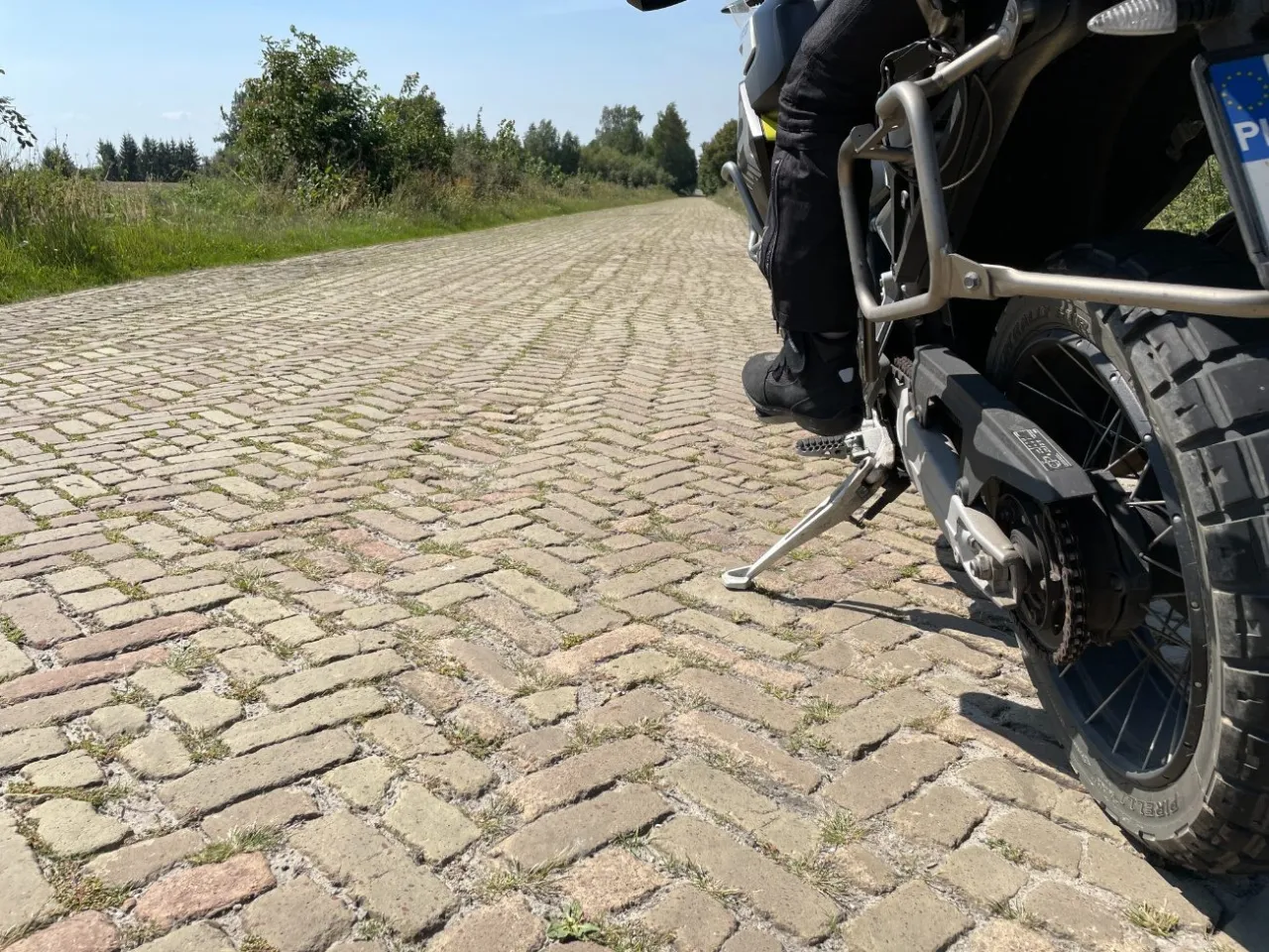 Motocykl na krętej drodze Roztocze
