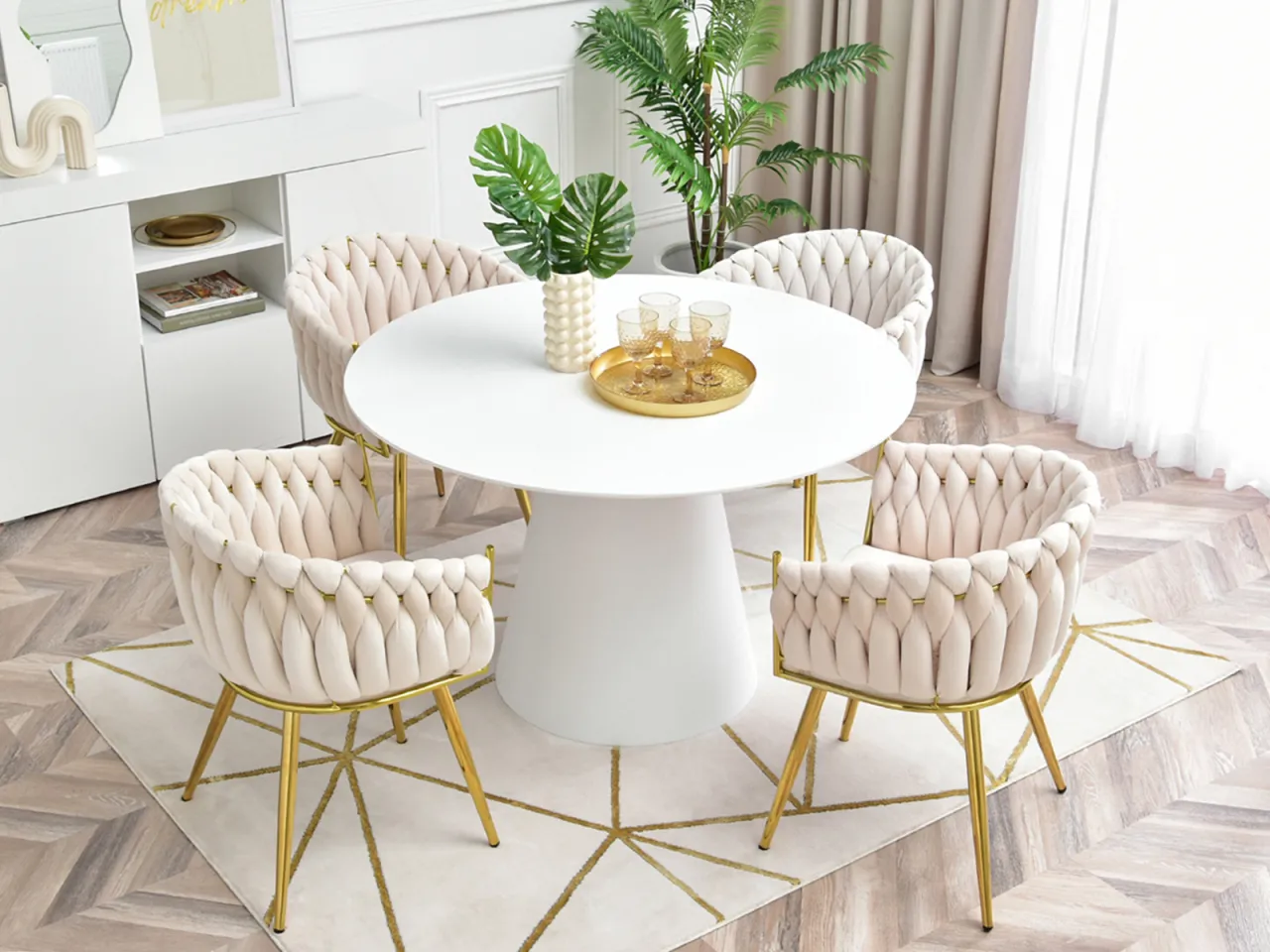 kolorowe krzesła do białego stołu, inspiracje aranżacji