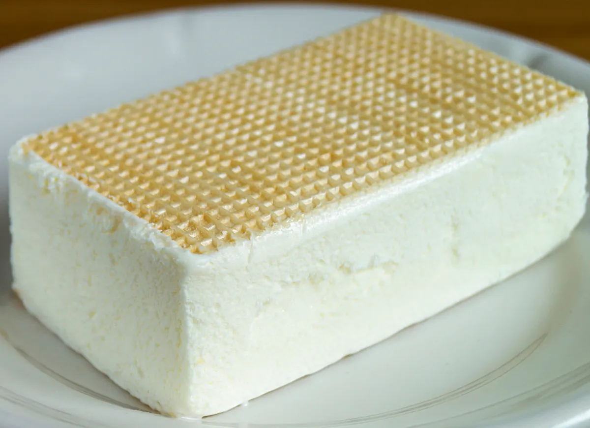 Klasyczne lody śnieżka prl w wafelku, prosto z PRL-u, smak dzieciństwa na talerzyku.