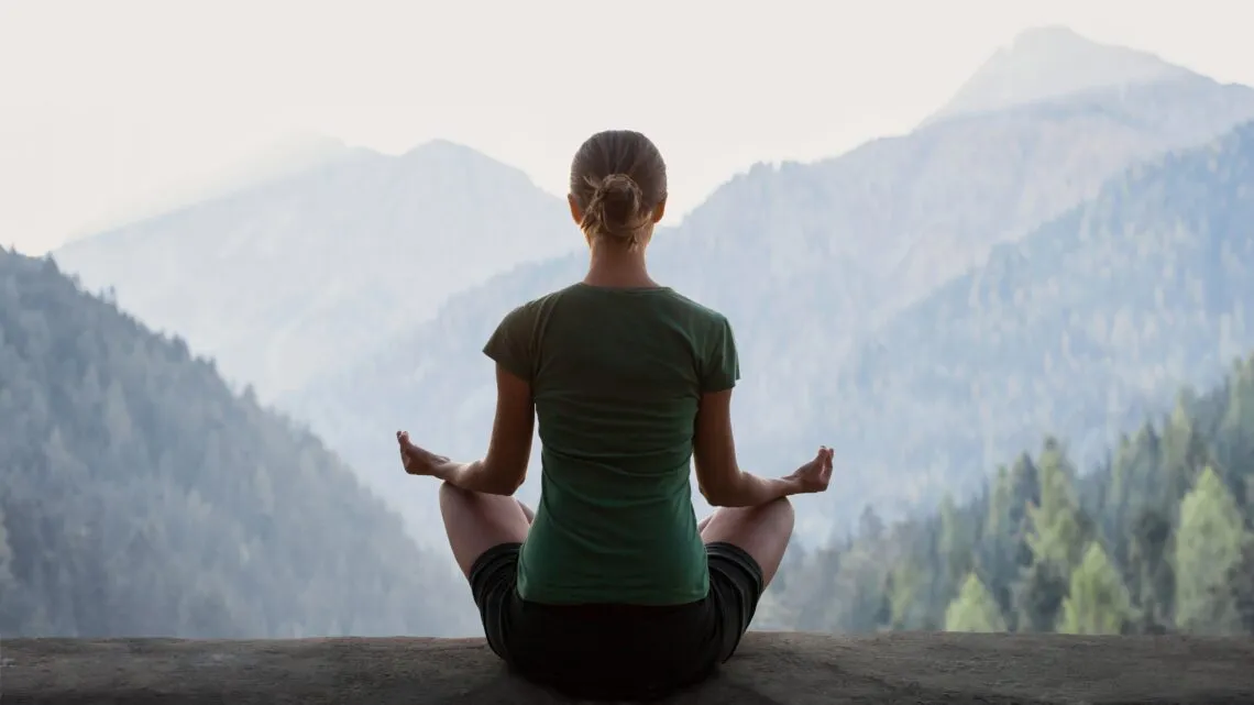 Osoba medytująca lub myśląca o celach fitness