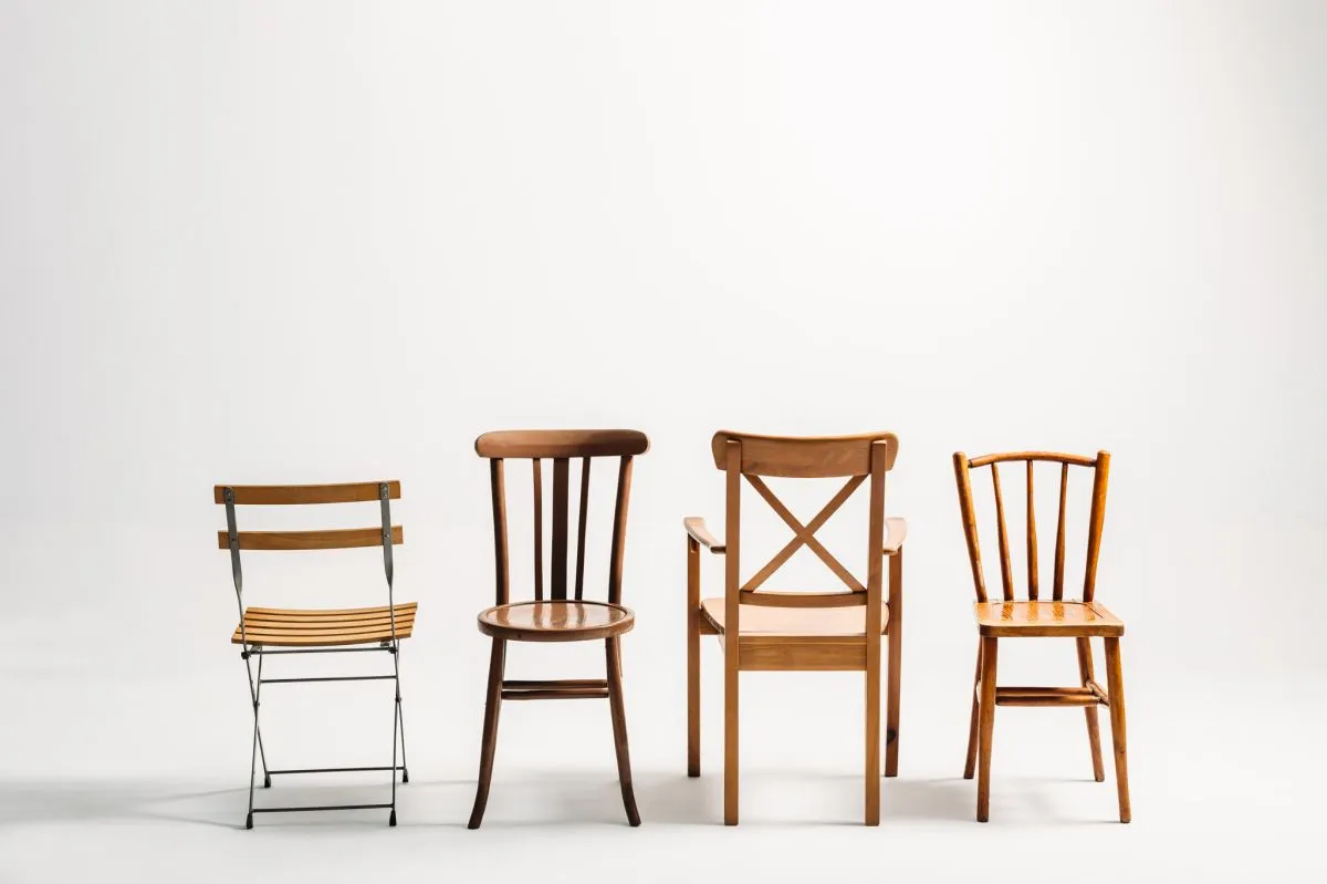 etapy renowacji krzesła drewnianego