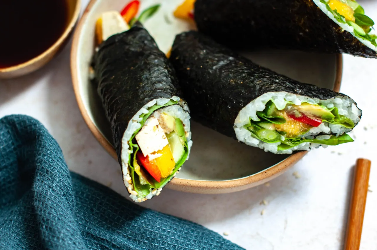 Z czym zrobić sushi wegetariańskie? Tofu, awokado, og&oacute;rek, papryka i sałata w nori. Pyszne i zdrowe!