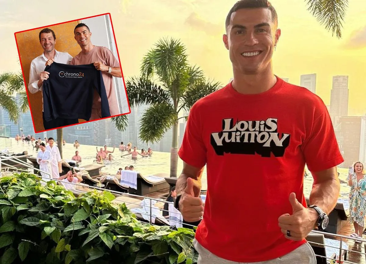 Cristiano Ronaldo w czerwonej koszulce Louis Vuitton, z uśmiechem pozuje na tle basenu. Jego zarobki pozwalają na takie luksusy.