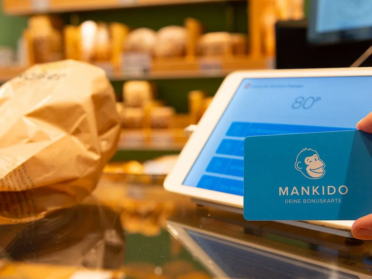 Smartphone-Karte mit lokalen Gesch&auml;ften, Person die auf eine Karte tippt