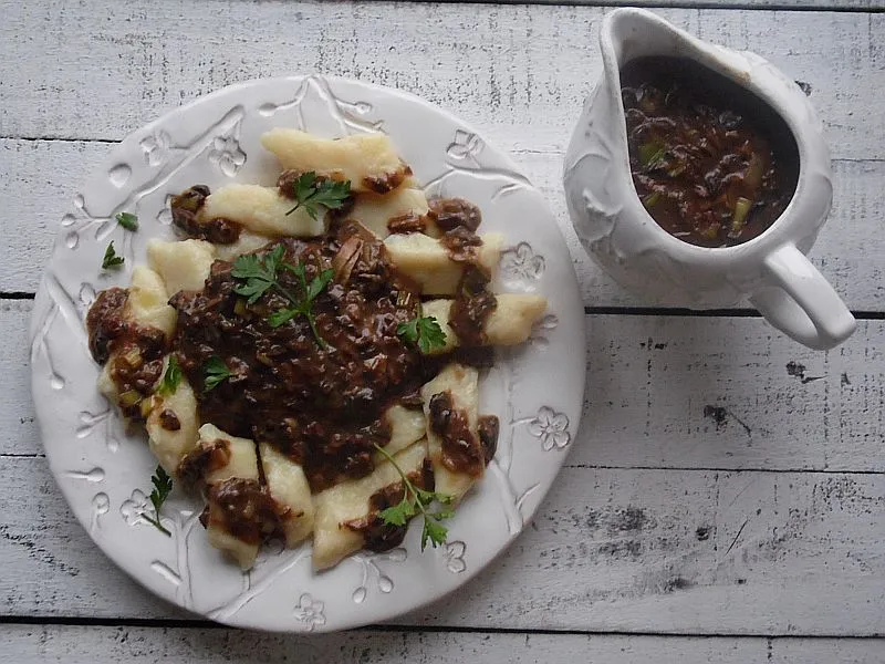 kopytka z sosem grzybowym na talerzu