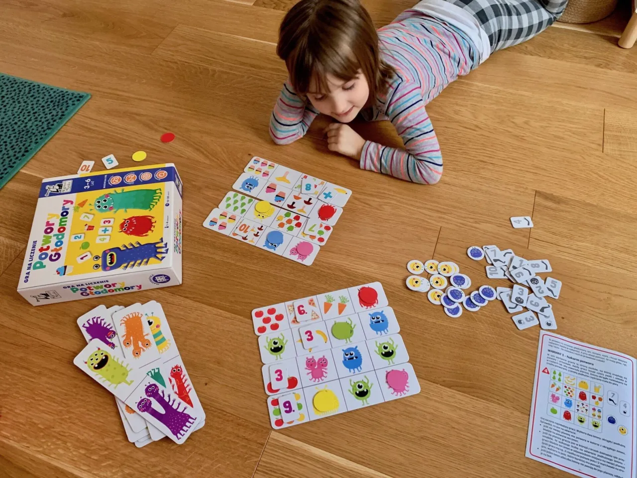 Dziecko grające w grę edukacyjną Co i gdzie?