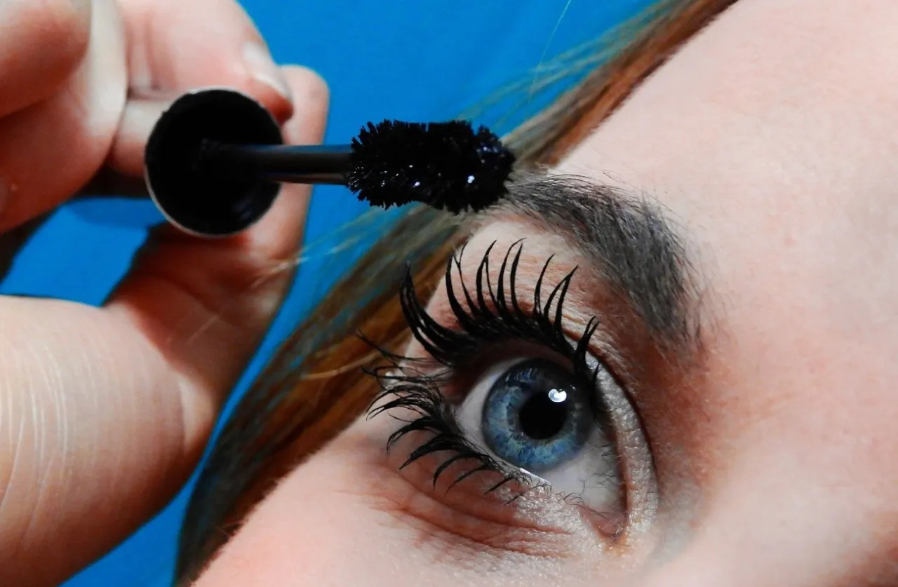 Kobieta z rozmazanym tuszem pod oczami