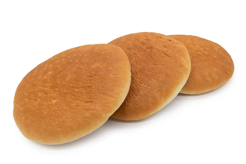 r&oacute;żne rodzaje chleba tureckiego w sklepie