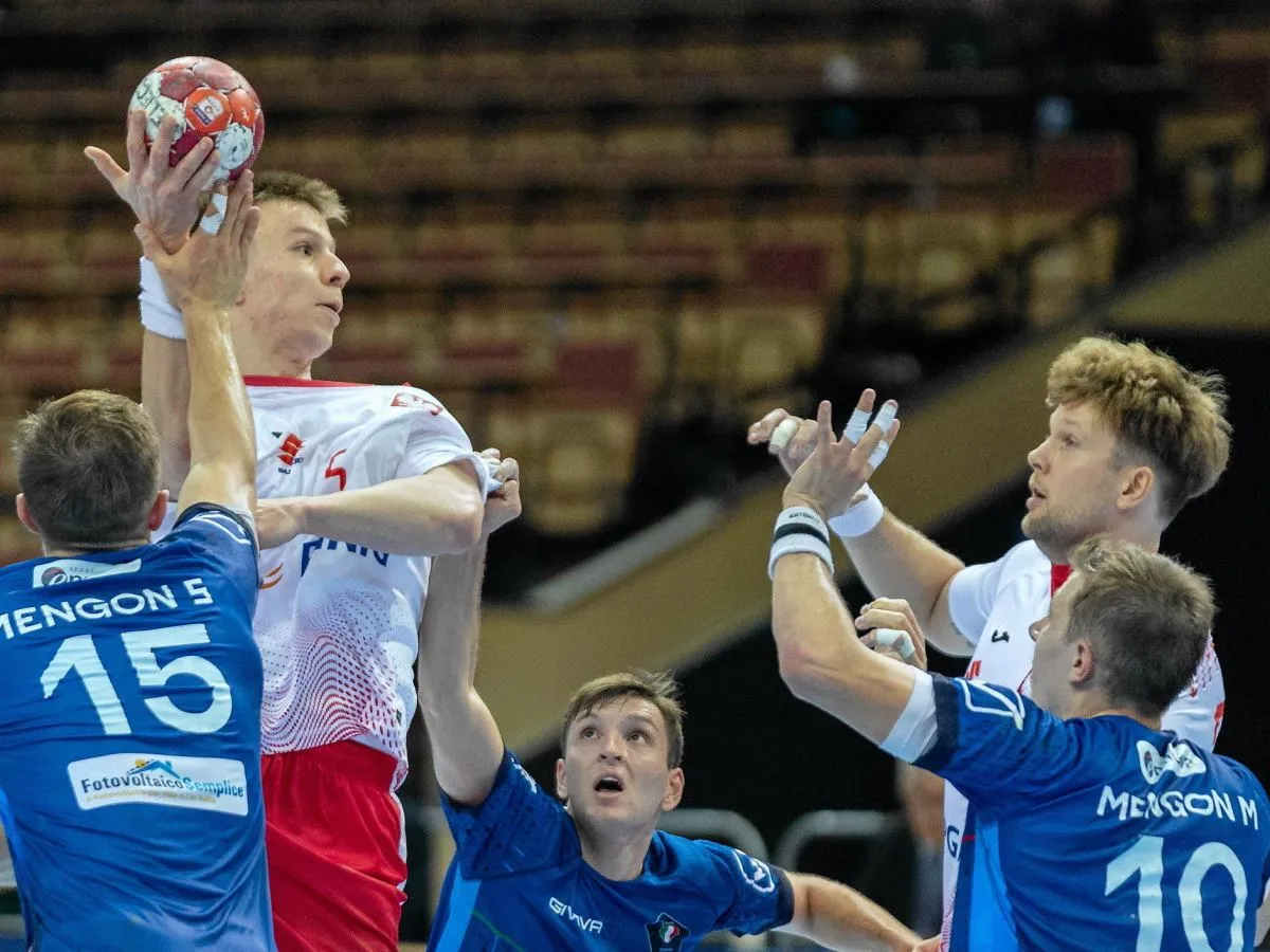 Piłkarz ręczny w białej koszulce z numerem 5 celuje do bramki. Kiedy następny mecz polski w piłce ręcznej?