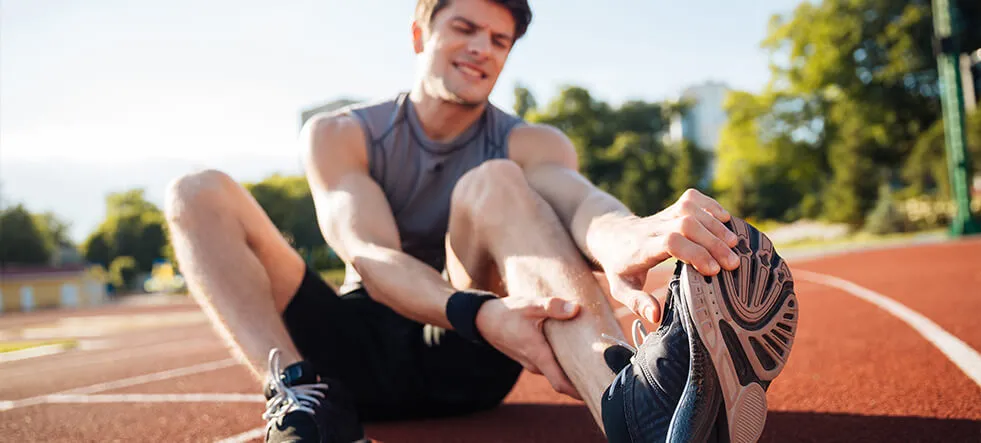 osoba ze skurczem mięśni