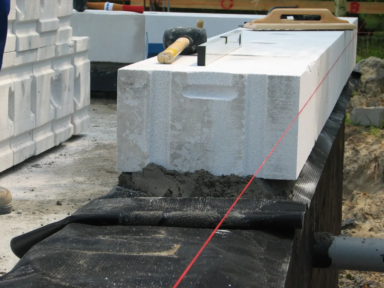 Budowa fundamentów: bloczki betonowe, zaprawa, poziomica i młotek. Czym obsypać fundamenty? To pytanie zadaje sobie każdy budujący.