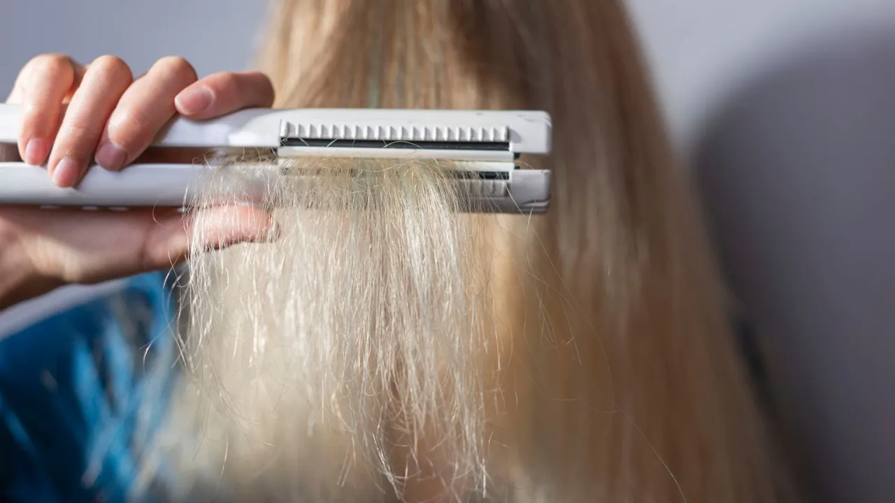 zniszczone włosy od prostownicy