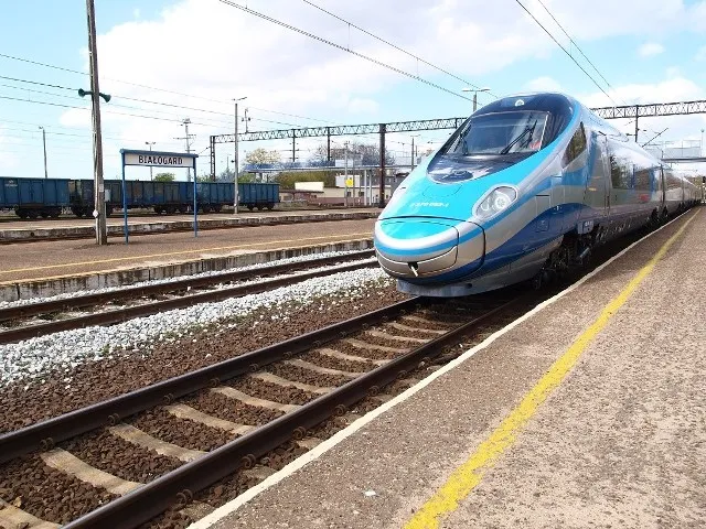 Nowoczesny pociąg Pendolino na dworcu