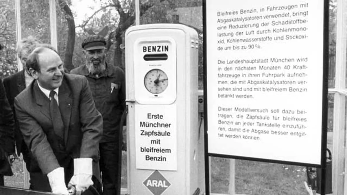 Historisches Bild von Tankstelle mit verbleitem Benzin oder Umweltverschmutzung durch Blei