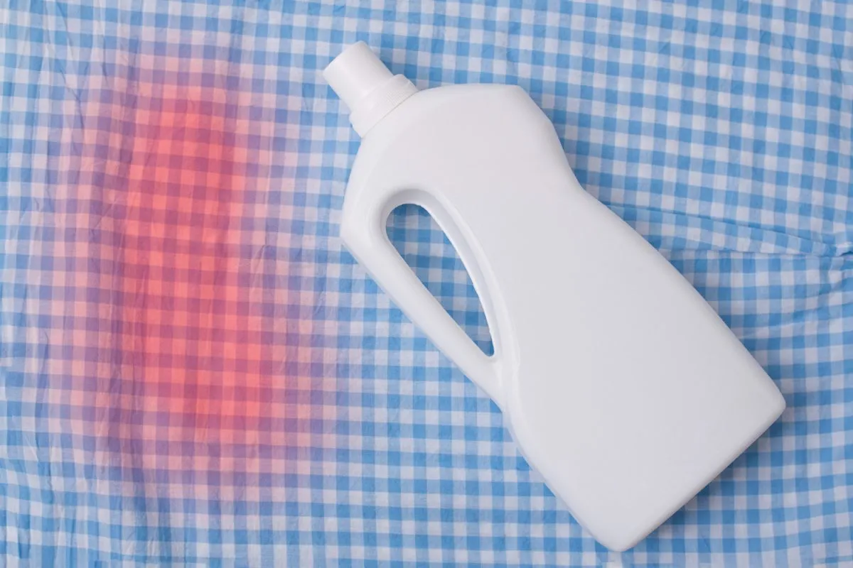 Plama na białej bluzce? Ten wybielacz pomoże! Zobacz, jak uratować zafarbowaną białą bluzkę.