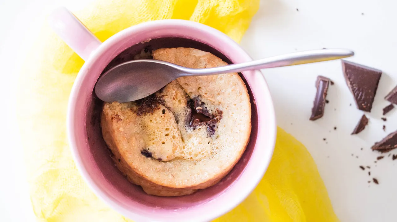 Mug cake czekoladowy w kubku z łyżeczką