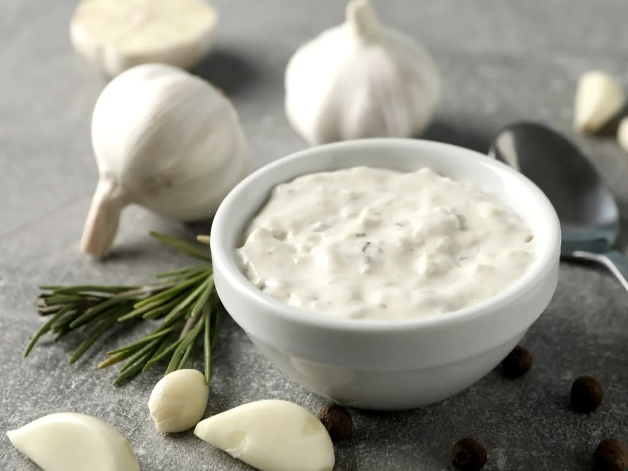 sos czosnkowy do pizzy w miseczce świeży czosnek