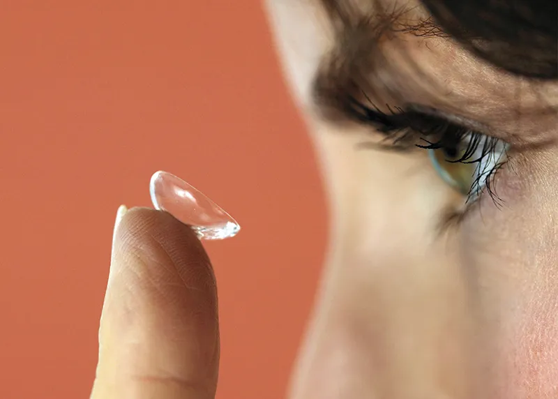 Jak prawidłowo trzymać soczewkę na palcu i odciągać powieki