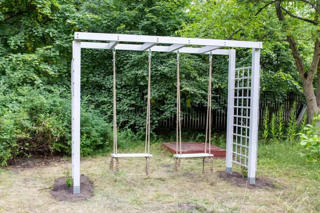 huśtawka między drzewami bezpieczny montaż