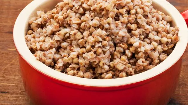 sypka kasza gryczana na talerzu