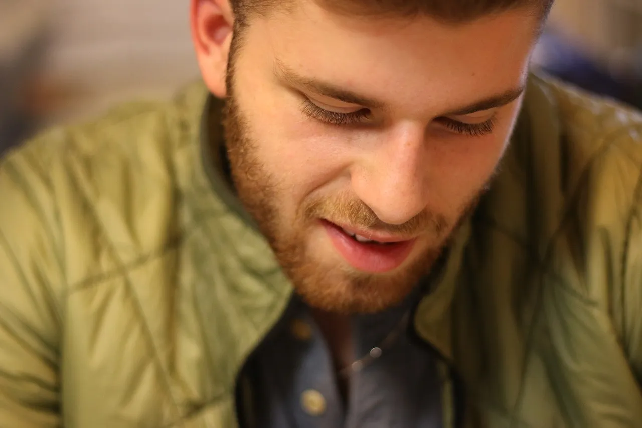 mężczyzna z kr&oacute;tkim zarostem, początkowy etap zapuszczania brody