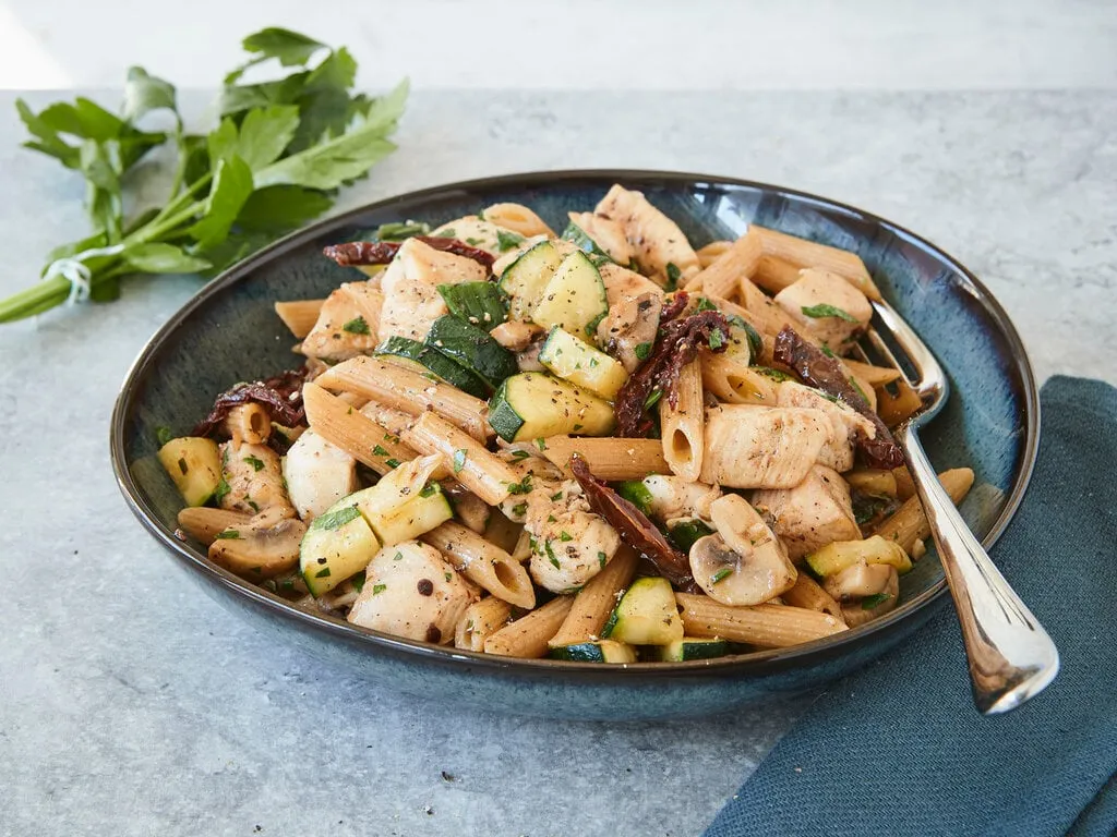 Gesunder Nudelteller mit viel Gem&uuml;se und H&auml;hnchen