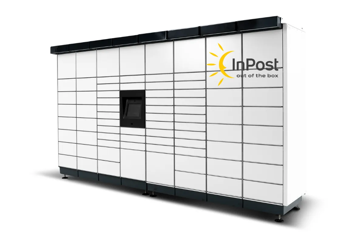 Kurier InPost dostarczający paczkę lub Paczkomat z otwartymi skrytkami