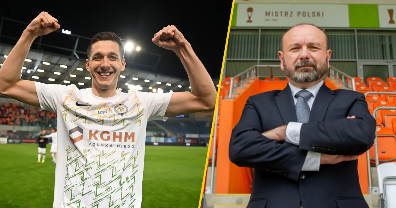 Piłkarz świętuje, a obok niego prezes klubu, kt&oacute;ry może być liderem ekstraklasy.