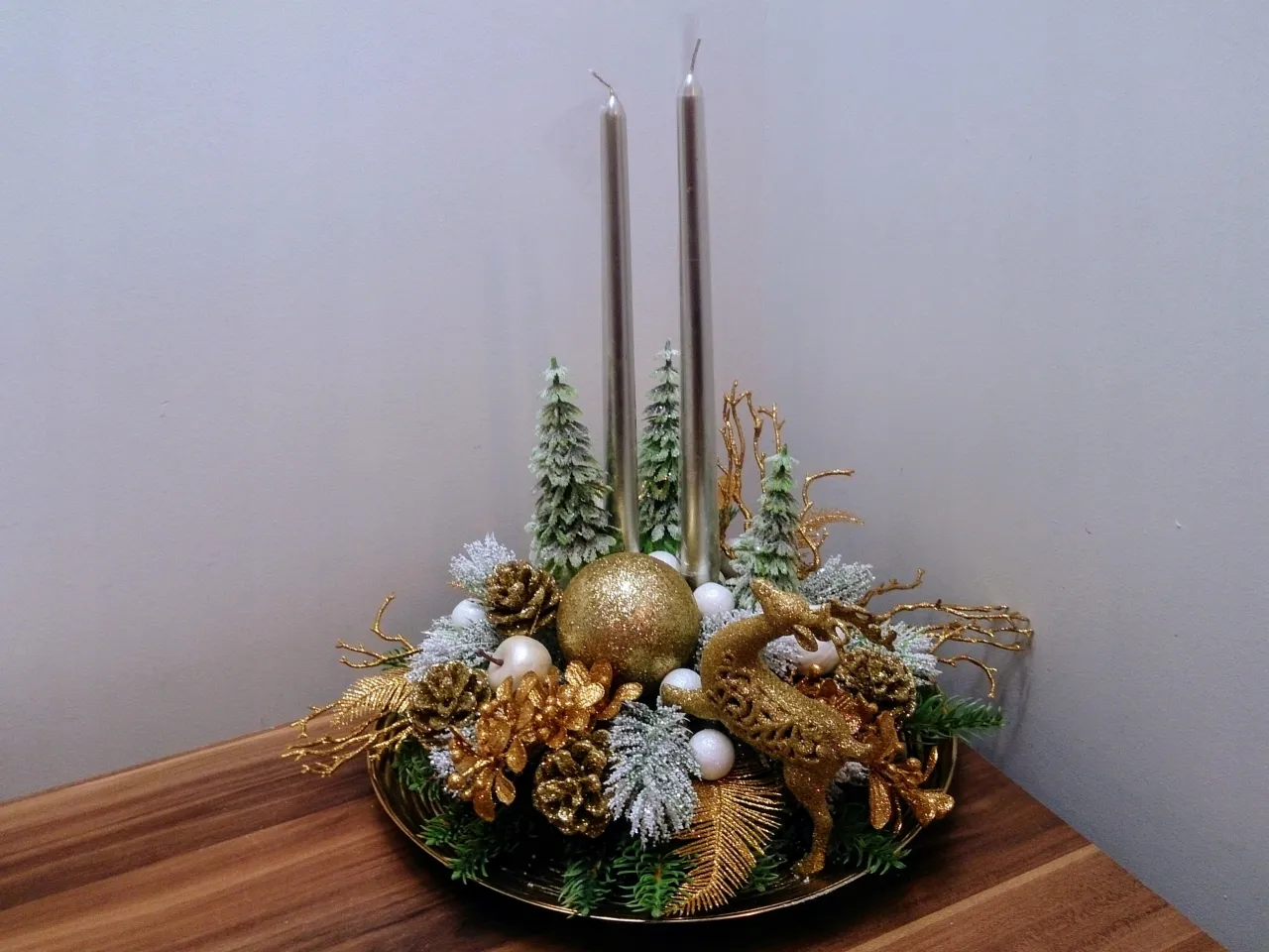 świąteczny stroik na st&oacute;ł wigilijny