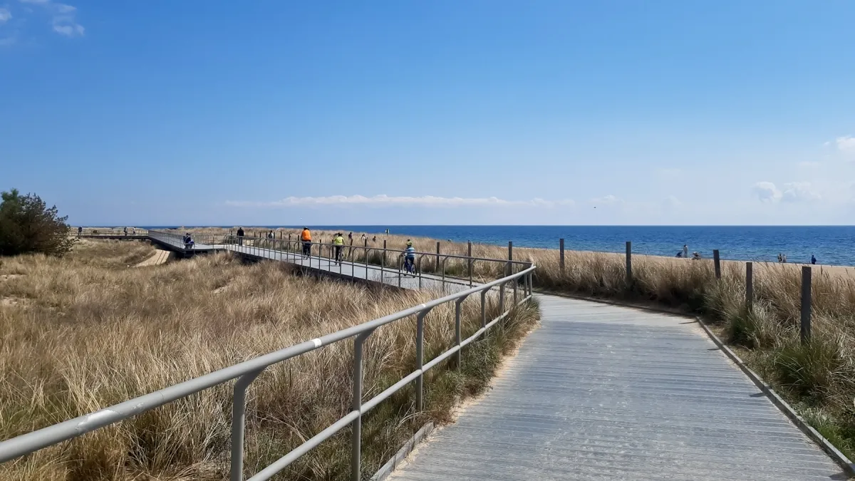 P&oacute;łwysep Helski ścieżka rowerowa przy morzu rodzina